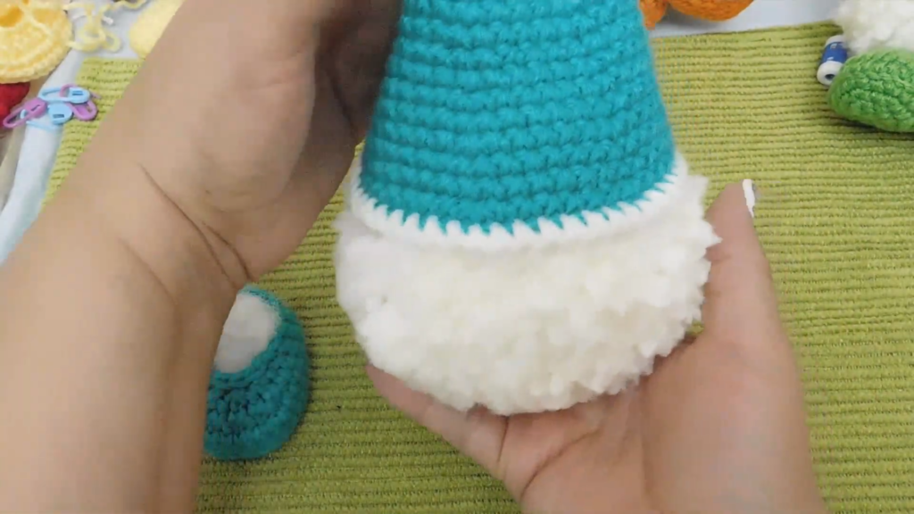 Making the white pom pom gnome body