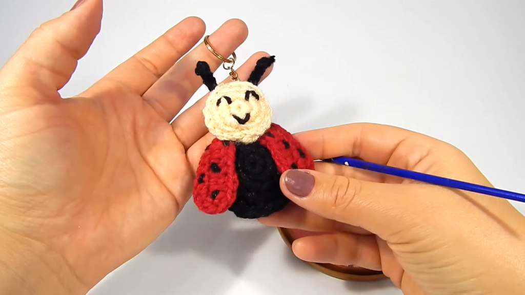 Final assembly of the ladybug keychain