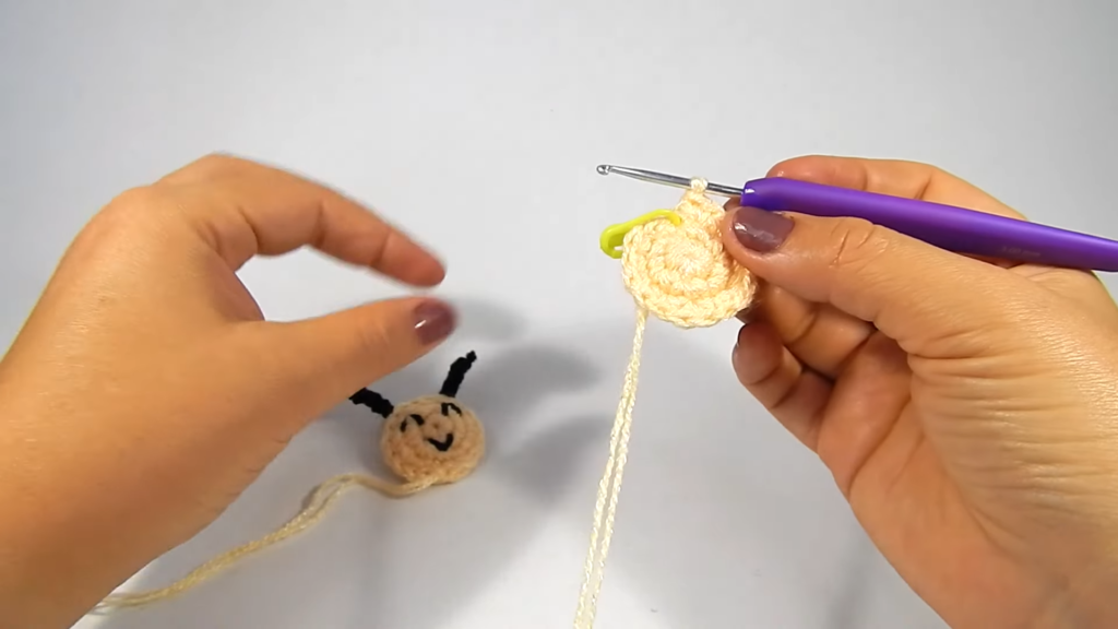 Starting the head in a magic ring