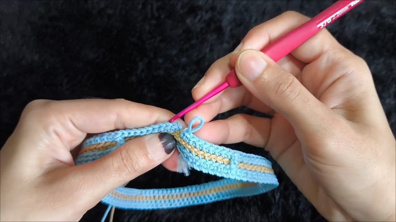 Alternating two colors on the oval base