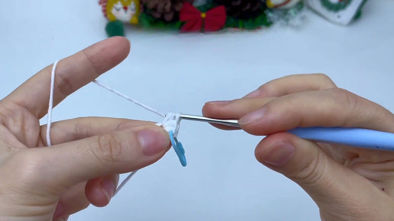 White magic ring started for the pouch center.