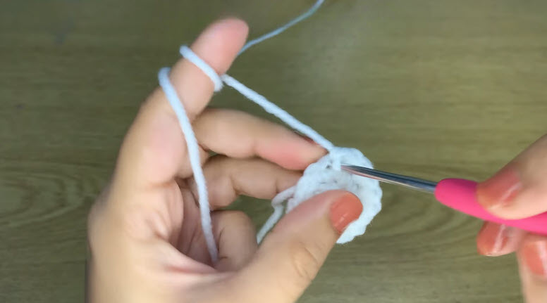 Small white circle growing with single crochet and increase stitches
